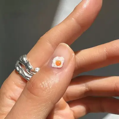 model with egg design on naisl