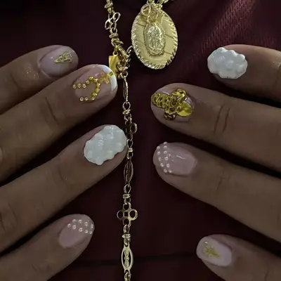 model with nails with gold and white charms