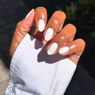 model with short oval white nails