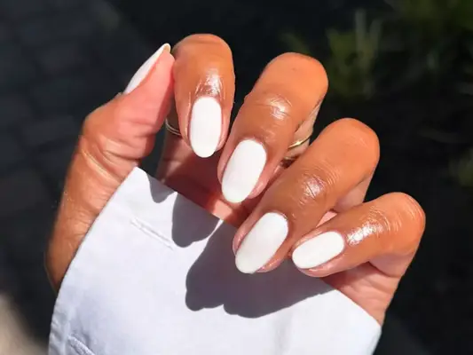 model with short white oval nails