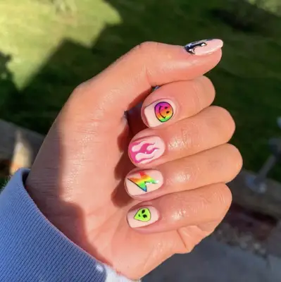 multi graphic manicure