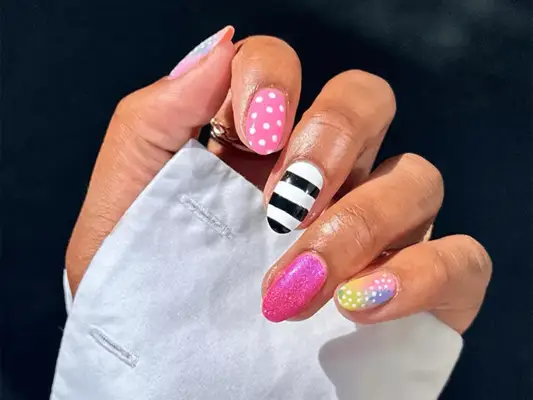 Paznokcie „śpiąca” to nostalgiczny trend mani, aby spróbować tego lata