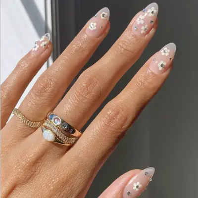 Flower nails with rhinestones in the middle
