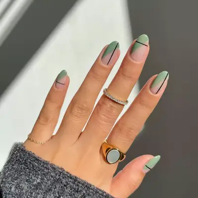 model with minimalist nails with green matte colorblock and black lines