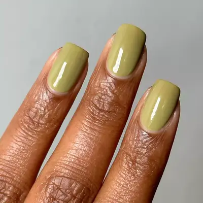 model with olive green gel nails