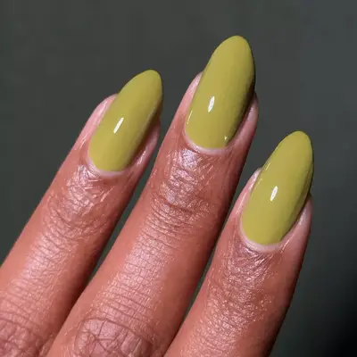 model with long olive nails