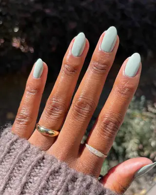 mint green manicure
