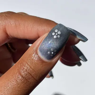 Model with grey chrome nails with retro flower design