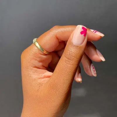 Model with light pink nails with flower design