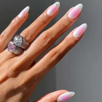 Classy pink and pearl-colored aura nails
