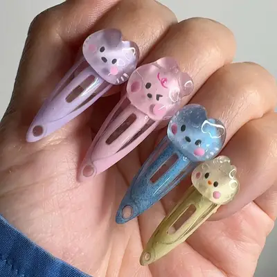 a kawaii manicure that looks like hair clips