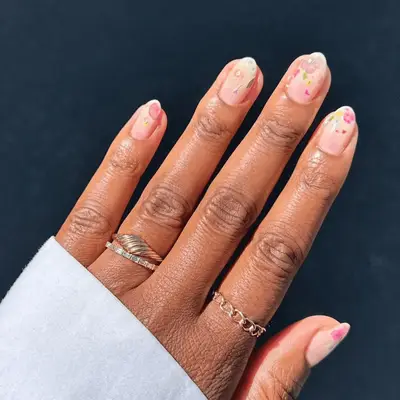 Short nails with pressed flower details