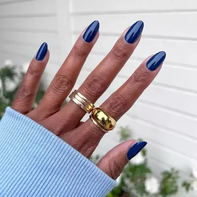 navy manicure