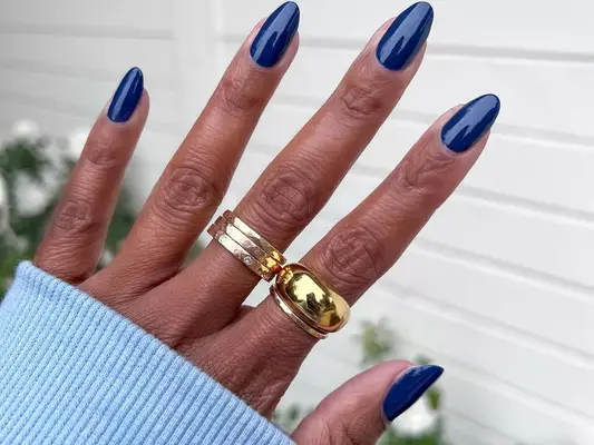 navy blue manicure