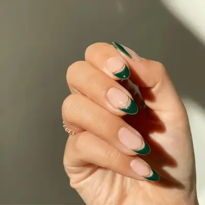 Almond-shaped emerald French tips with gold lining