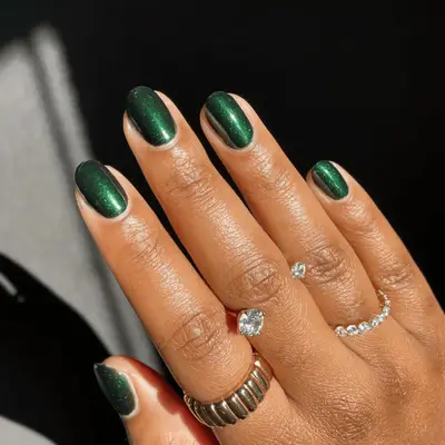 emerald green manicure
