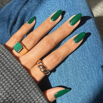 solid emerald green manicure