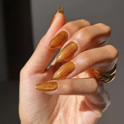 model with amber velvet nails 