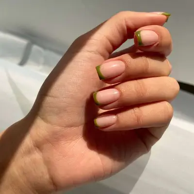 Mossy square-shaped French Tips