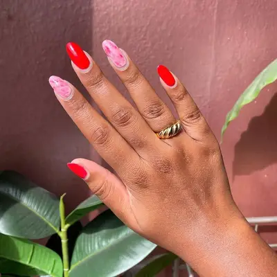 Red and marbled pink alternating manicure