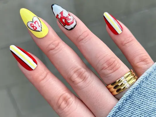26 diseños de uñas inspirados en el fútbol perfectos para el día del juego