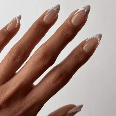 pearly chrome nails with pearls and bows