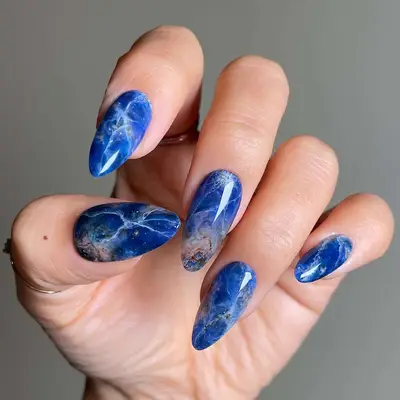 blue and white marble manicure