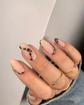 Abstract tortoise squiggle nails. 