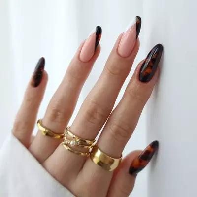 Tuxedo tortoiseshell nails. 