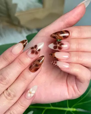Tortoiseshell and floral nails. 