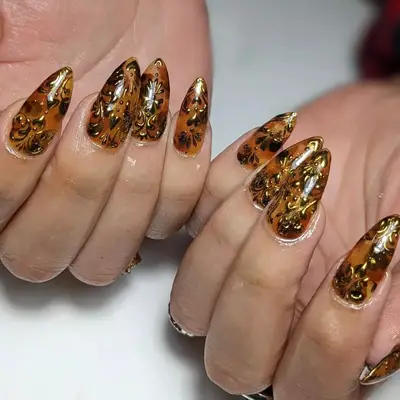 Tortoiseshell nails with gold accents. 
