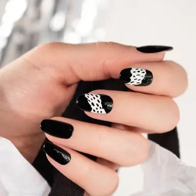 Black-and-white abstract dotted nails