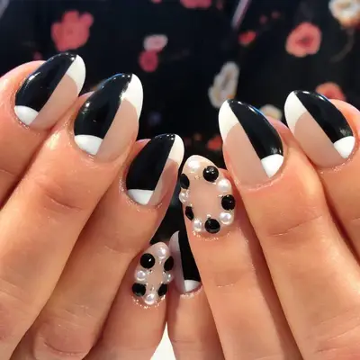 Black-and-white mixed material nail designs