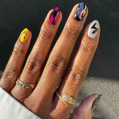 Grunge checker nails