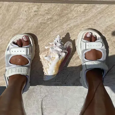 Hvordan DIY den perfekte franske pedikyren i 5 trinn