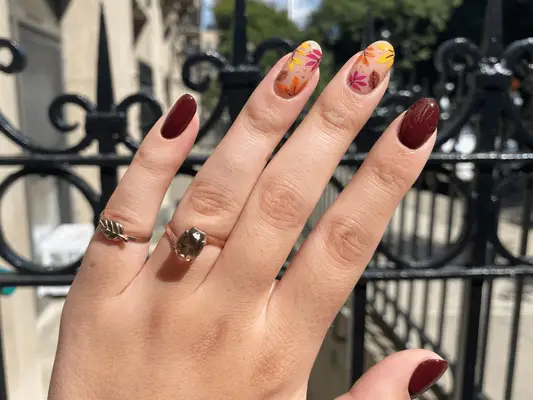 11 diseños de uñas de hoja de otoño que celebran la temporada