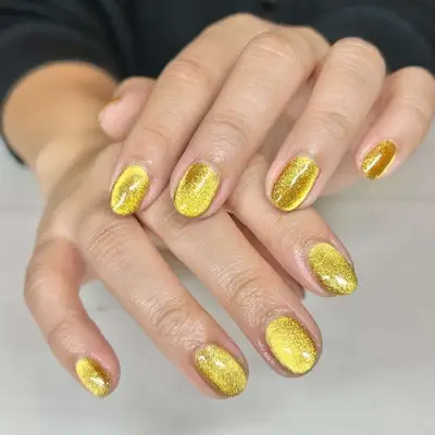 golden velvet nails 