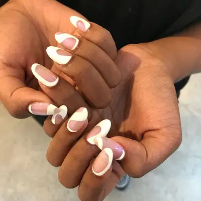 Acrylic nails with wavy white shapes