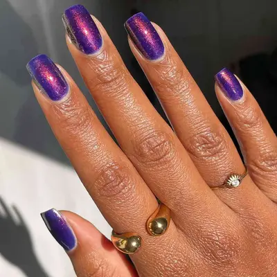 Short natural coffin nails with violet base with iridescent fuchsia shimmer