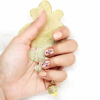 Peachy nude manicure with multicolored holiday light design