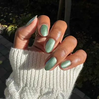 manicure with light sparkly green christmas nails