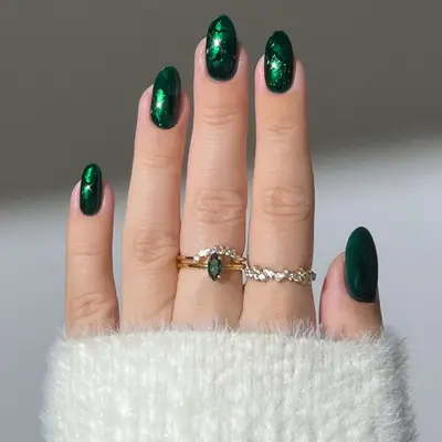 manicure with sparkly emerald green christmas nails