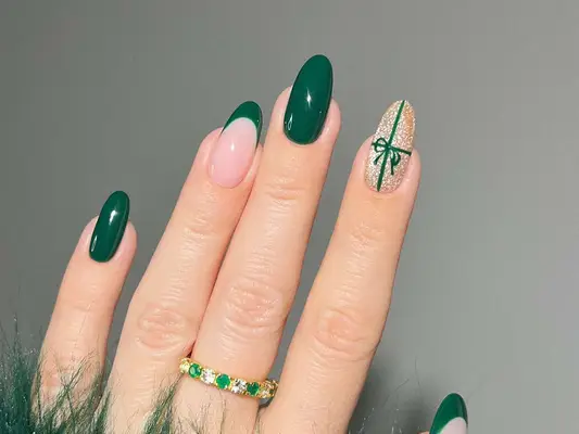 15 idées d'ongles verts de Noël qui vous mettront dans l'esprit des fêtes