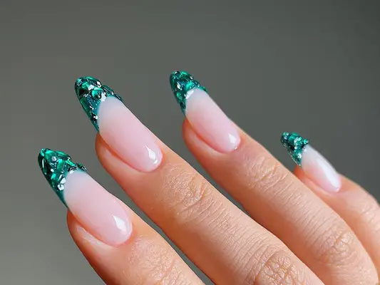 20 Emerald Nail Ideas for en misunnelsesinduserende Mai Fødselsstein Manikyr