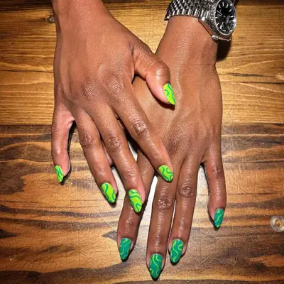 green swirly nails