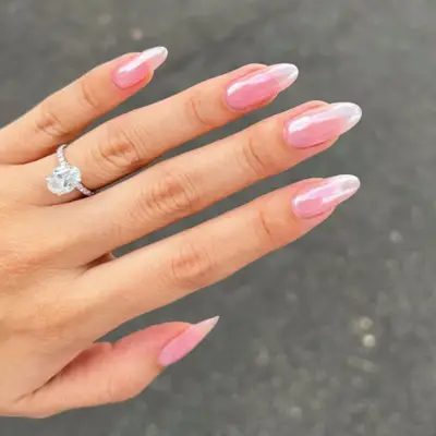 Le unghie a ciambella glassate alla fragola sono il nuovo sapore Mani preferito di Hailey Bieber