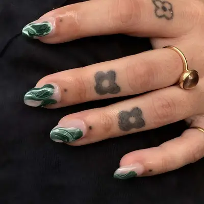 Marble nails in shades of white and dark green