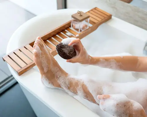 Jak używać skrobaka stóp dla bardziej miękkich obcasów, według skóry Derms