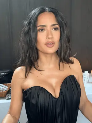 salma hayek wearing wavy hair and neutral makeup