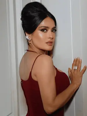 Salma Hayek erzählte mir das genaue nicht-invasive Nackenverfahren, das sie daran hinderte, sich operieren zu lassen